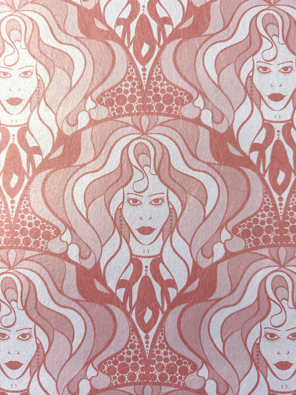 Shell pink retro diva wallpaper with glamorous 70s flair and shimmering rose gold accents.